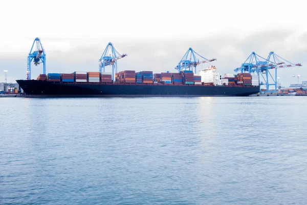 kargo konteynırı gemisi ithalat ihracat ticari lojistik ve uluslararası taşımacılık kargo konteynır gemisiyle