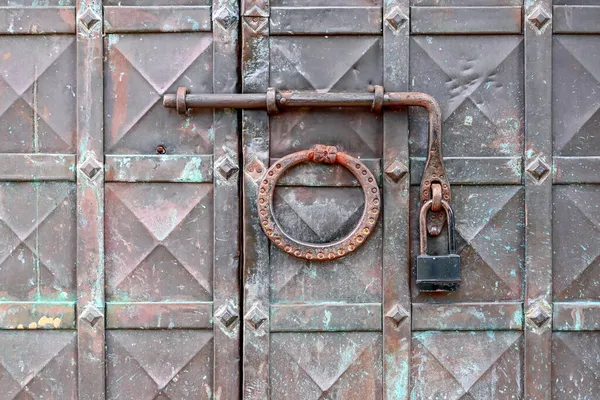 Ένα Παλιό Σιδερένιο Πόμολο Πόρτας Μια Μεταλλική Κλειδαριά Και Μια — Φωτογραφία Αρχείου