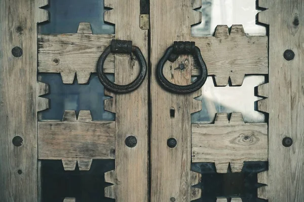 Sebuah Pengetuk Pintu Besi Tempa Tua Pintu Kayu Berukir Tua — Stok Foto