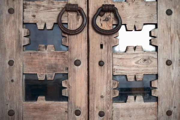 Stare Kute Żelazne Drzwi Stukają Stare Rzeźbione Drewniane Drzwi Stylu — Zdjęcie stockowe