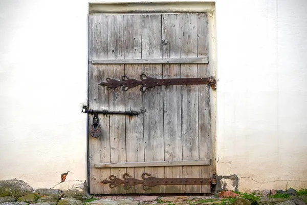Tahtadan Yapılmış Ahşap Kapı Metal Cıvata Asma Kilitle Kilitlenmiş Rus — Stok fotoğraf