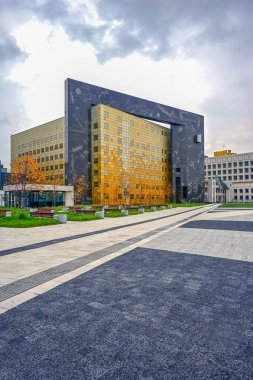 Modern, güzel bir bina meydanı süslüyor. Hermitage, St. Petersburg 'daki Eski Köyün Restorasyonu ve Korunması Merkezi.. 
