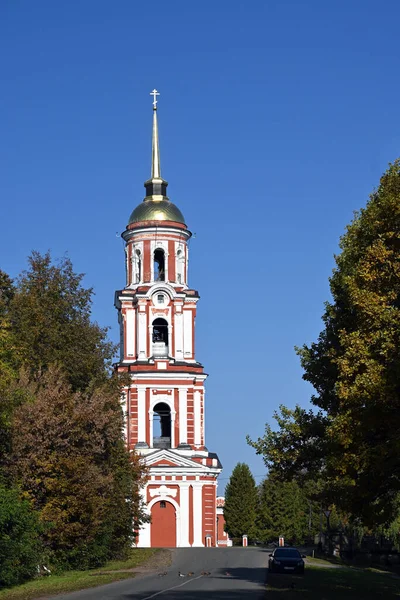 位于诺夫哥罗德地区的古代东正教基督复活大教堂的砖塔被树木环绕着 十七世纪俄罗斯中部的古代建筑 — 图库照片