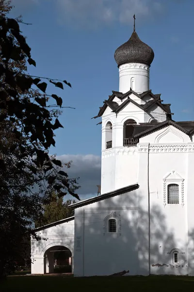 Cúpulas Madeira Fachada Branca Janelas Com Platbands Antigo Mosteiro Spaso — Fotografia de Stock