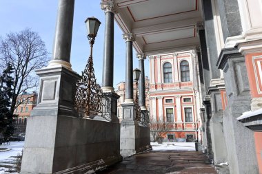 Pencereli süslü sıva cephesi, giriş kapısı, fener ve St. Petersburg 'daki tarihi saray binasının sütunları.. 