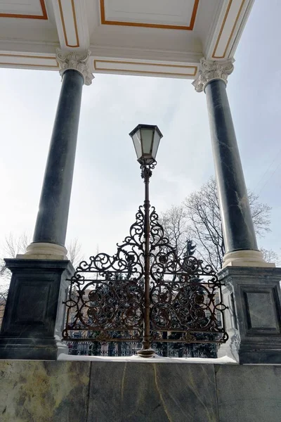 Eine Dekorative Straßenlaterne Und Ein Durchbrochenes Gusseisernes Gitter Aus Dem — Stockfoto