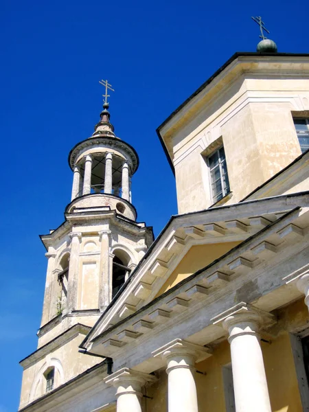 十八世纪俄罗斯特维尔地区托尔霍克教皇教堂的钟楼 带有开放的轻柱廊 古典主义风格 — 图库照片