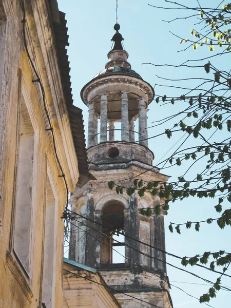 Clement Kilisesi 'nin açılış ışığı sütunlu çan kulesi, Torzhok, Tver Bölgesi' nde Papa, Rusya klasikçilik tarzında, XVIII.. 