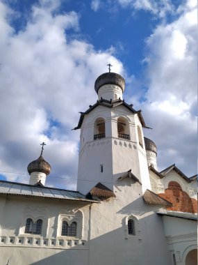 Eski Rus mimari tarzındaki manastırın restore edilmiş beyaz taştan çan kulesi, Novgorod bölgesindeki Staraya Russa antik şehrinin merkezinde yükselir..  