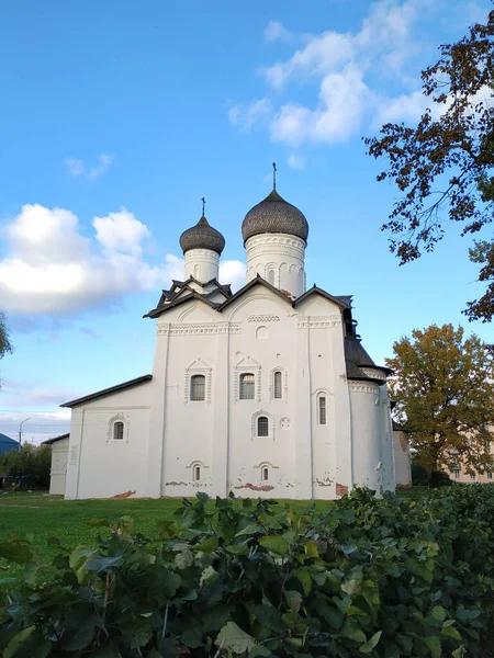 Vista Antigo Mosteiro Spaso Preobrazhensky Com Cúpulas Madeira Fachada Branca — Fotografia de Stock