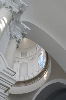 Kubbenin zengin iç dekoru St. Petersburg 'daki Smolny Katedrali' nin mimari tarzında mimari detaylarla dolu. Mimari dekor. XVIII. Yüzyılın mimari mimari anıtı.. 