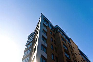 Minimalist mimari tarzda modern çok katlı bir binanın ön cephesinin bir parçası..   