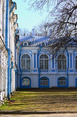 Smolny Katedrali 'nin mavi-beyaz cephesinin bir parçası, St. Petersburg' da kemerli camları ve pilasterleri olan bir Ortodoks kilisesi. Rus Barok Mimarisi XVIII yüzyılın. 