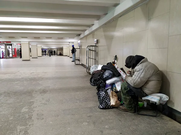 Bir Serseri Bir Dilenci Eşyalarıyla Evsiz Bir Adam Metro Geçidinde — Stok fotoğraf