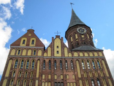 Kalininingrad 'daki Konigsberg Katedrali' nin ön cephesinin bir parçası. Pencereleri, pervazları ve saat kulesi var.. 