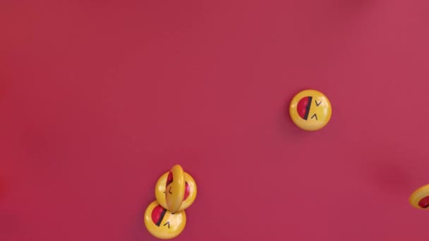 Animering Ett Gäng Gula Skrattande Emoji Piller Faller Röd Bakgrund — Stockvideo
