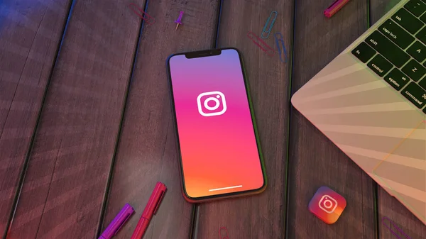 Renderização Smartphone Exibindo Logotipo Aplicativo Instagram Desktop Madeira — Fotografia de Stock