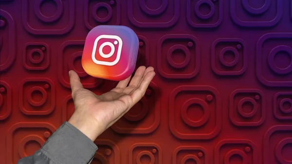 Emblema Quadrado Instagram Caindo Uma Mão Masculina Frente Fundo Colorido — Fotografia de Stock
