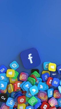 En önemli sosyal ağların rozetleriyle çevrili bir Facebook rozetinin üç boyutlu görüntüsü. Dikey çekim.