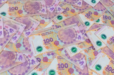 Bir deste 100 Arjantin pesosu..