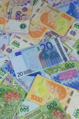 Arjantin pesolarına 20 euro fatura. Dikey çekim.