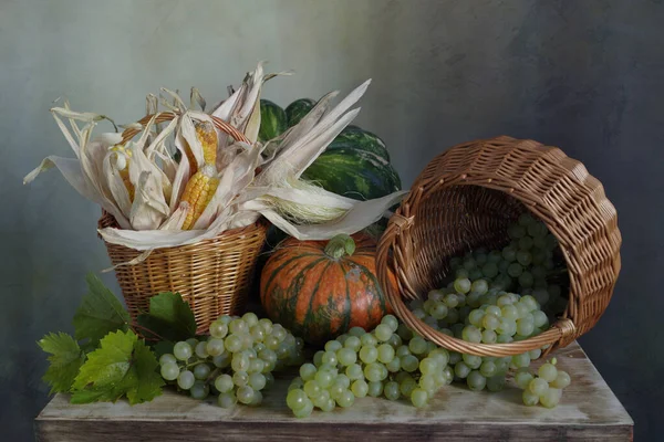 Balkabaklarıyla Üzümleriyle Elmalarıyla Sonbaharda Hayat Devam Eder — Stok fotoğraf