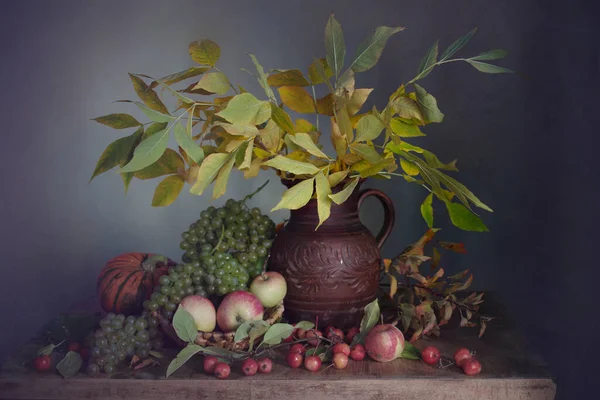 Herbststilleben Mit Kürbissen Trauben Äpfeln Und Herbstblättern — Stockfoto