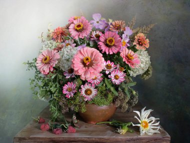 Renkli arka planda siyanalarla dolu bir hayat. Buketteki bahçe çiçekleri.