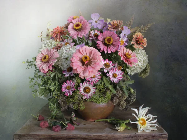 Zátiší Cyniemi Pestrobarevném Pozadí Zahradní Květiny Kytici — Stock fotografie