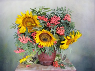 Dağın kül dalları ve vazoda suyla birlikte ayçiçeği çiçekleri olan sakin bir hayat. .