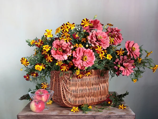 Natureza Morta Belas Zinias Bouquet Flores — Fotografia de Stock