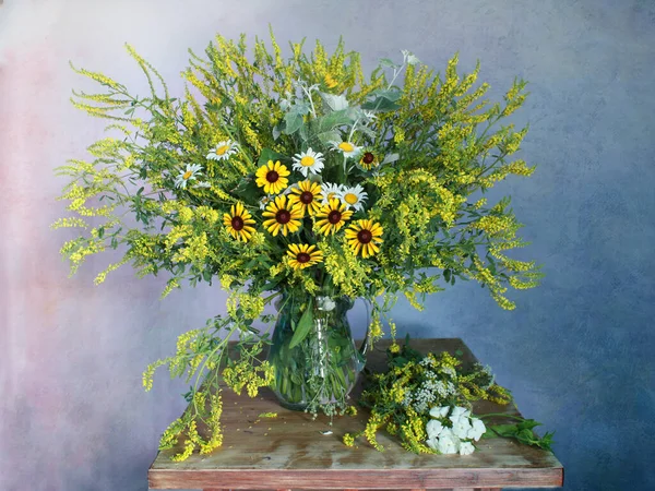 Magnifique Bouquet Avec Des Herbes Des Marguerites Jaunes Dans Vase — Photo