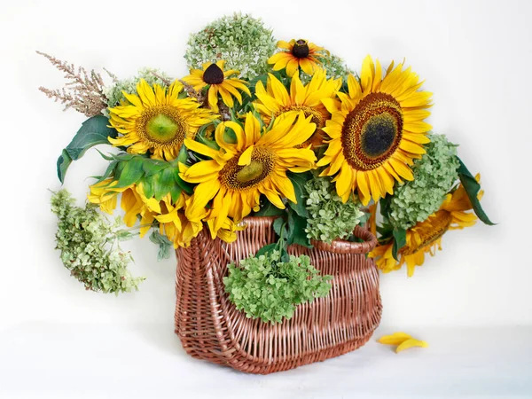 Натюрморт Красивим Букетом Соняшникових Квітів Вазі Водою Столі Білий Фон — стокове фото
