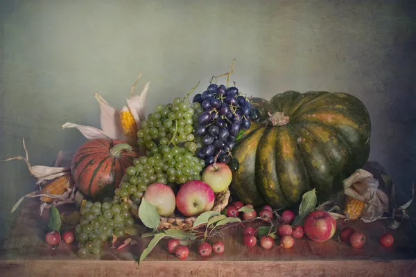 Herbststilleben Mit Kürbissen Trauben Äpfeln Herbstlicher Hintergrund — Stockfoto