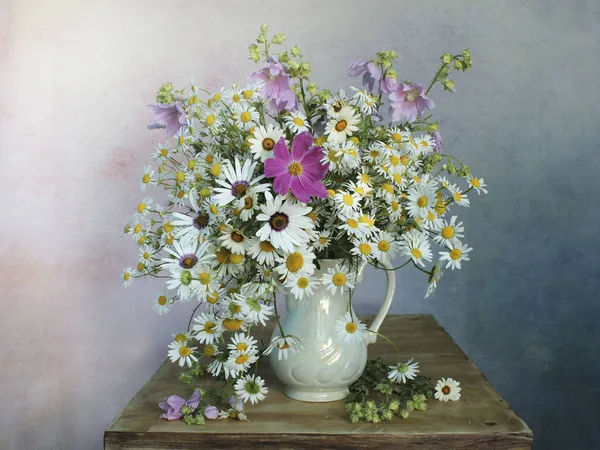 Zátiší Život Sedmikrásky Pestrobarevném Pozadí Louka Květiny Kytici Stock Obrázky