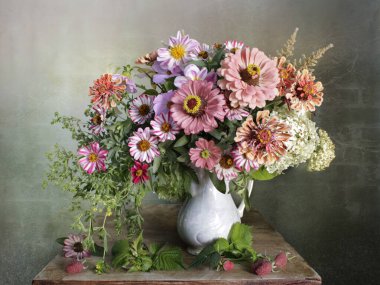 Renkli arka planda siyanalarla dolu bir hayat. Buketteki bahçe çiçekleri.