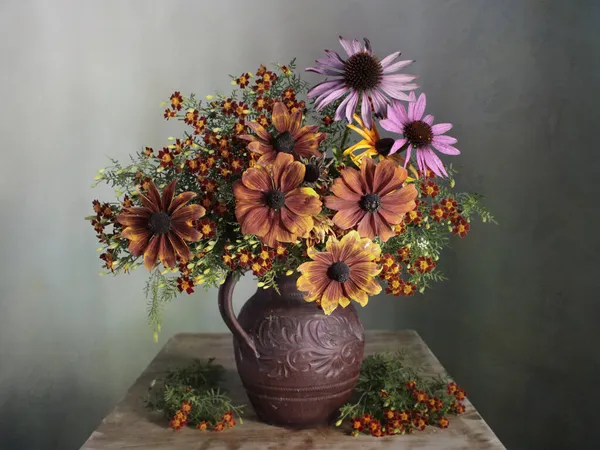 Csendélet Egy Gyönyörű Csokor Napraforgó Virágok Egy Vázában Vízzel Asztalon — Stock Fotó
