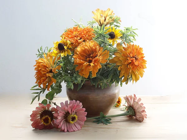 Zátiší Krásnou Kyticí Slunečnicových Květin Váze Vodou Stole Bílé Pozadí — Stock fotografie