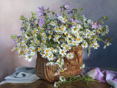 Değişik renklerde arka planda papatyalarla dolu bir hayat. Çiçekler bukette.