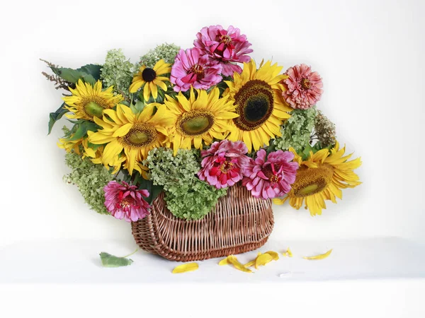 Csendélet Egy Gyönyörű Csokor Napraforgó Virágok Egy Vázában Vízzel Asztalon — Stock Fotó