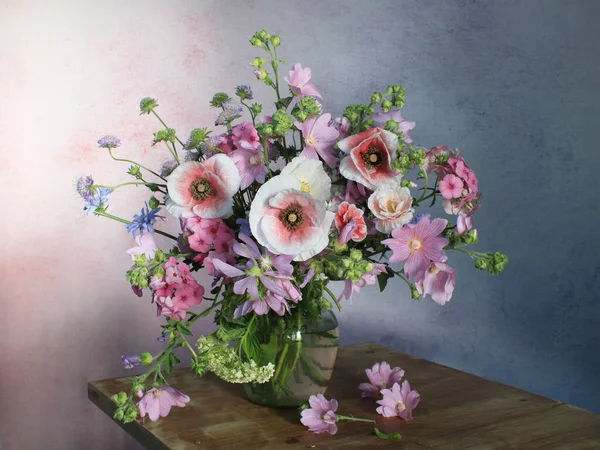 Zátiší Růžovými Máky Pestrobarevném Pozadí Zahradní Květiny Kytici Stock Snímky