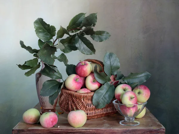 Натюрморт Яблуками — стокове фото