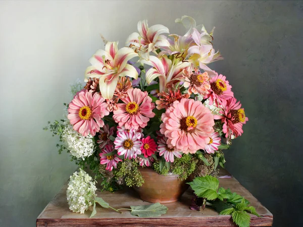 Zátiší Zinnias Pestrobarevném Pozadí Zahradní Květiny Kytici Royalty Free Stock Fotografie