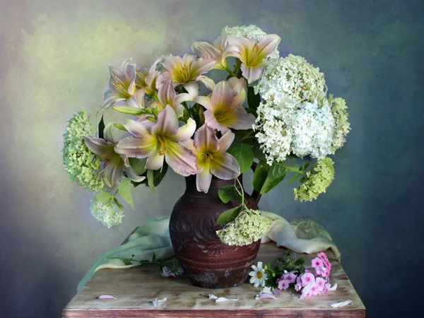 Stilleven Met Witte Lelies Een Veelkleurige Achtergrond Tuinbloemen Een Boeket — Stockfoto