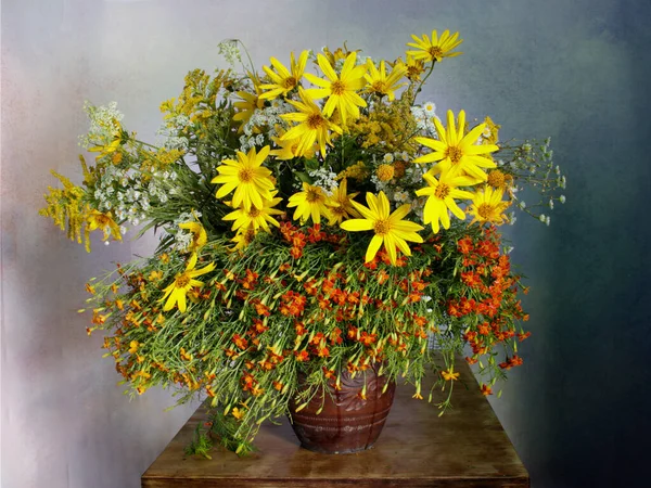 Güzel Sarı Papatyalar Kadife Çiçekleriyle Dolu Bir Hayat Bir Buket — Stok fotoğraf