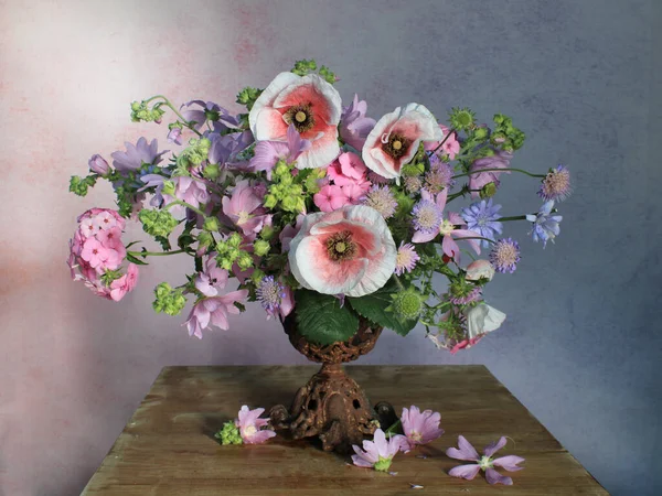 Stilleven Met Roze Klaprozen Een Veelkleurige Achtergrond Tuinbloemen Een Boeket — Stockfoto
