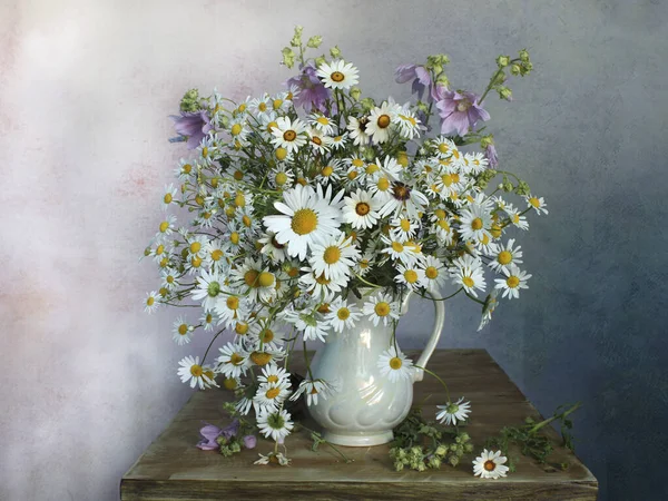 Zátiší Život Sedmikrásky Pestrobarevném Pozadí Louka Květiny Kytici Stock Obrázky
