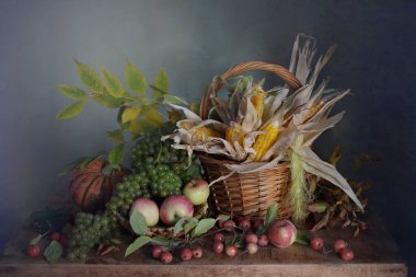 Sonbahar, balkabakları, üzümler, elmalar ve sonbahar izinleriyle dolu..