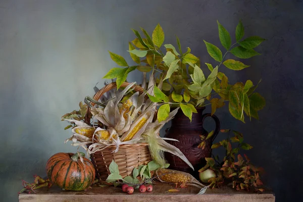 Herfst Stilleven Met Pompoenen Druiven Appels Herfstbladen Herfst Achtergrond — Stockfoto