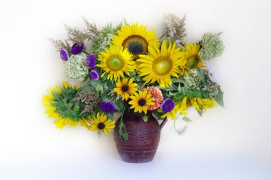 Masasında su olan bir vazoda güzel bir buket ayçiçeği çiçeğiyle hayat..